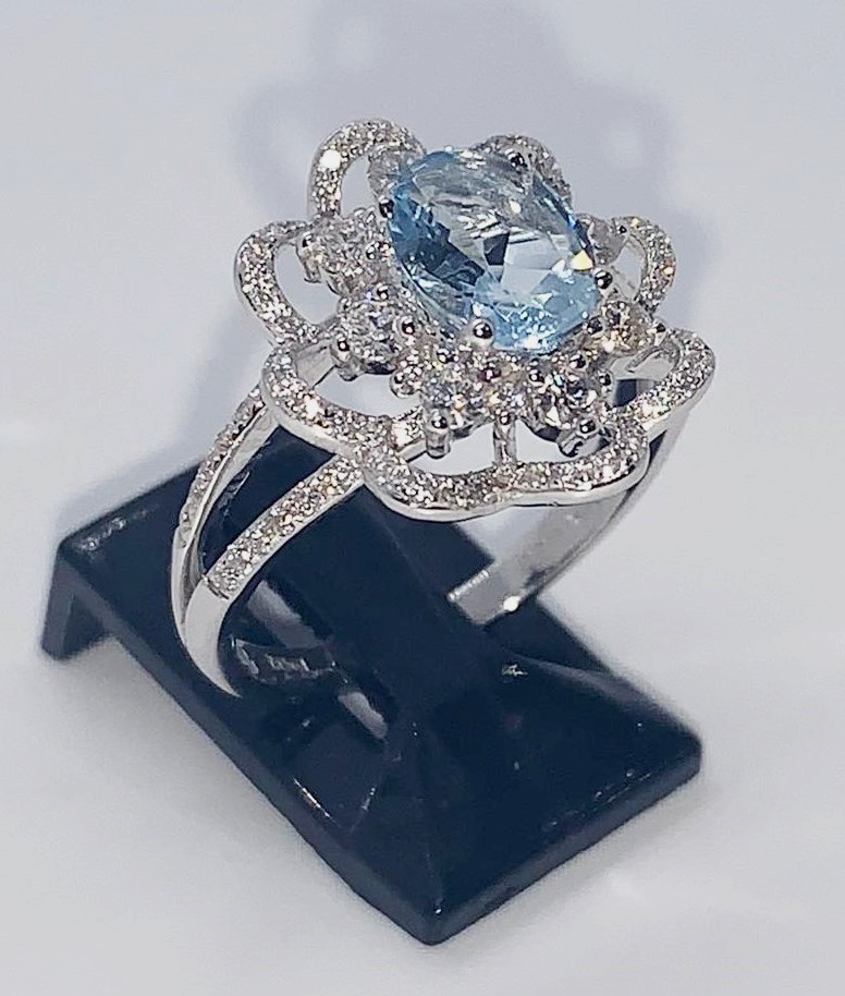 18ct white gold aquamarine & diamond ring