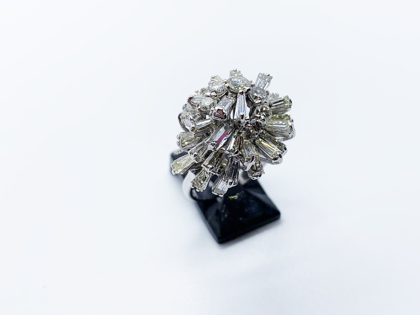 18ct white gold diamond ring - Image 2 of 4