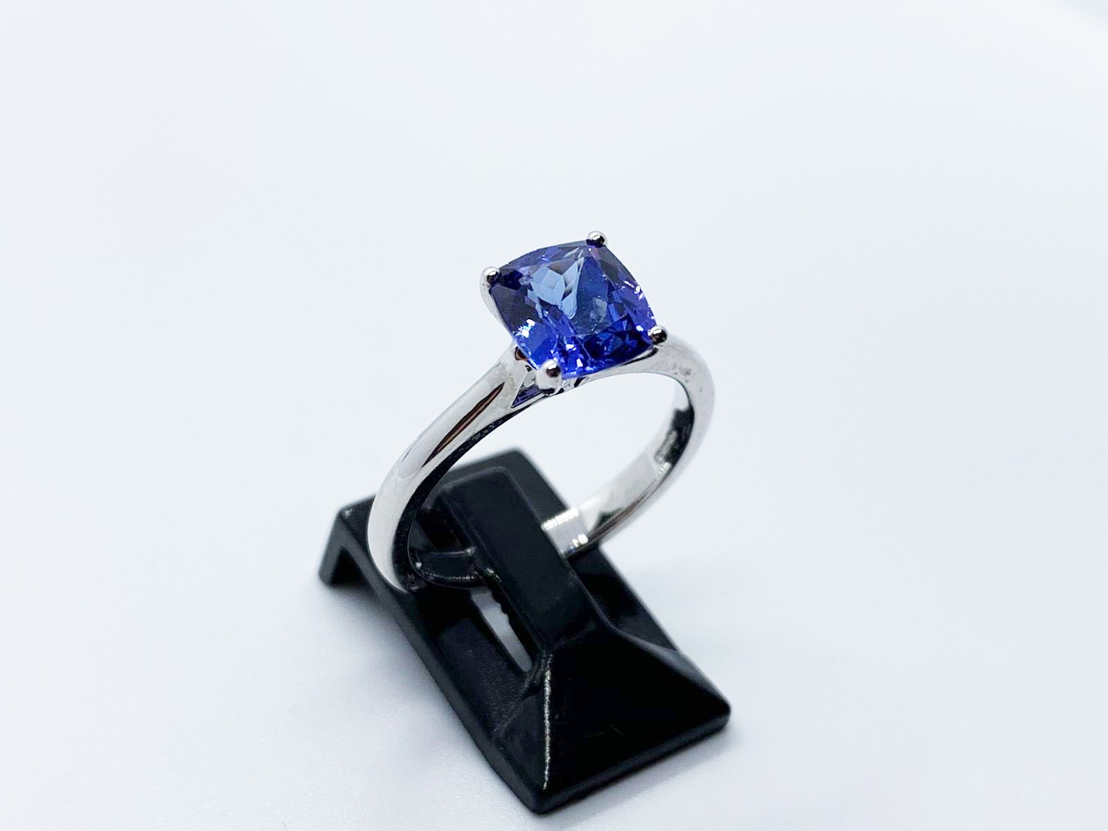 18ct white gold tanzanite ring