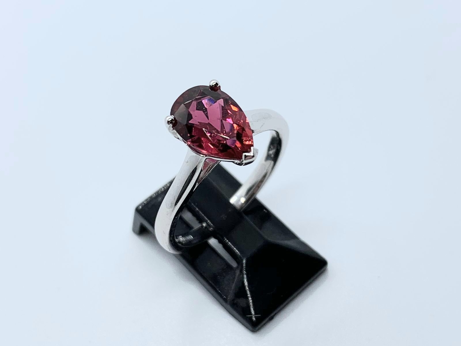 18ct white gold tourmaline ring