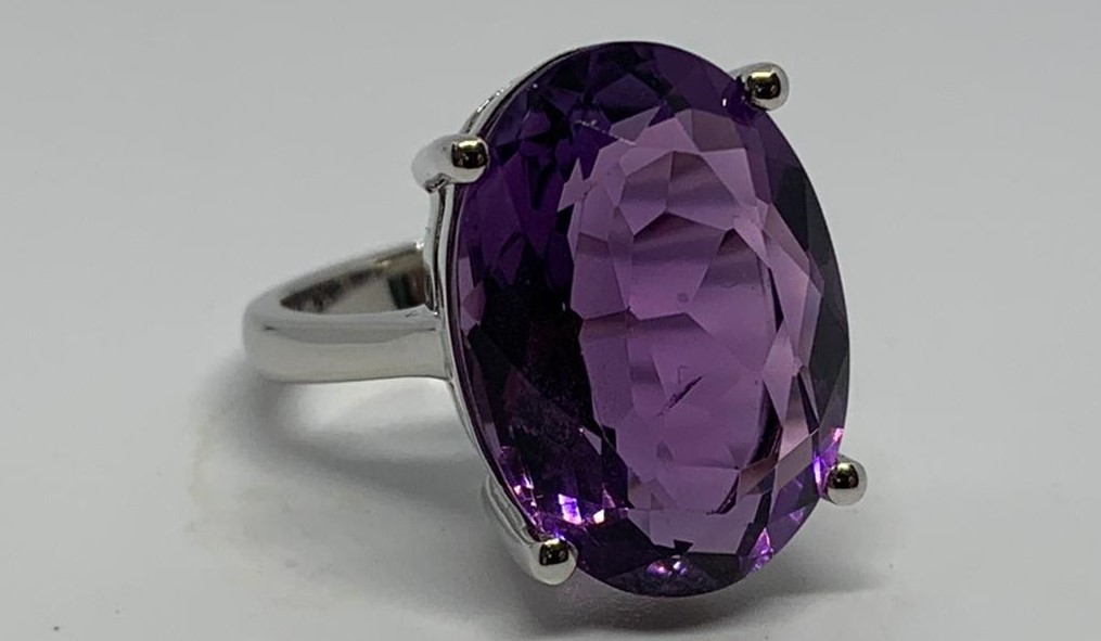 9ct white gold and amethyst ring