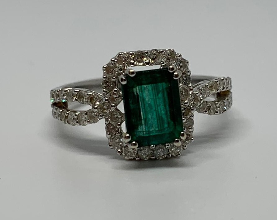 18ct white gold emerald and diamond ring - Image 2 of 3