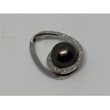 18ct white gold pearl and diamond ring