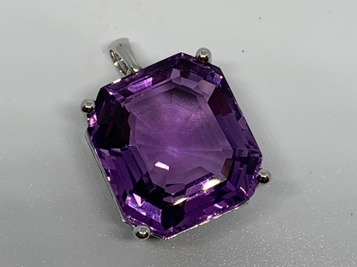 9ct white gold amethyst pendant - Image 2 of 2