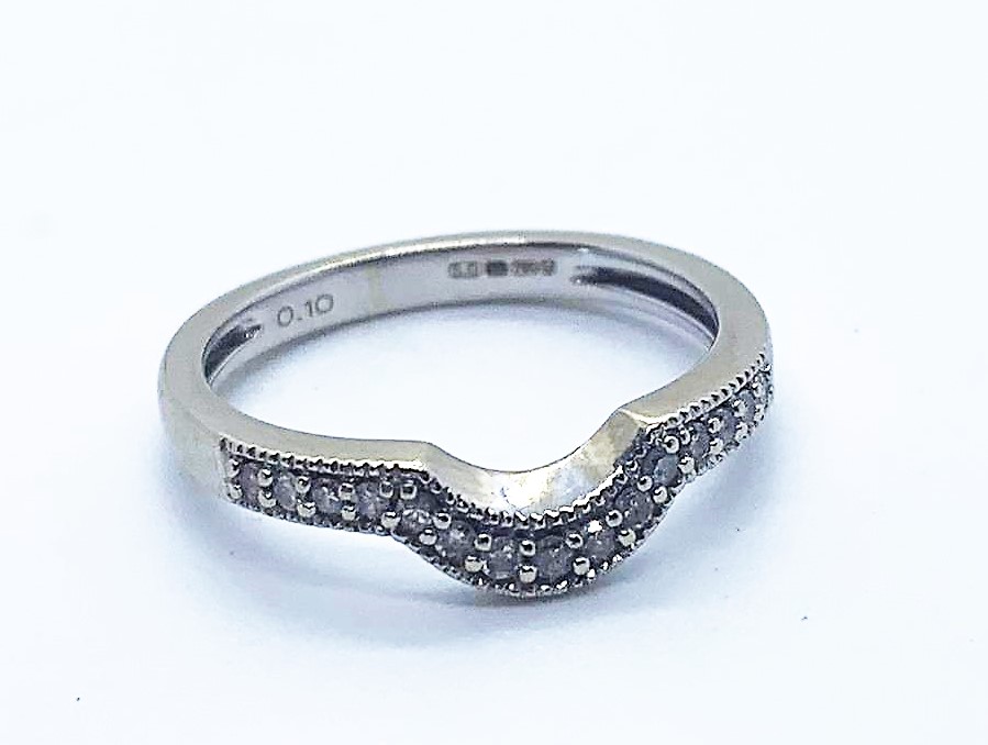 18ct white gold and diamond ring