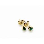 14ct yellow gold emerald stud earrings. 1.05g