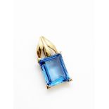 9ct yellow gold blue topaz pendant