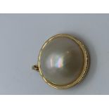 9ct gold pearl pendant