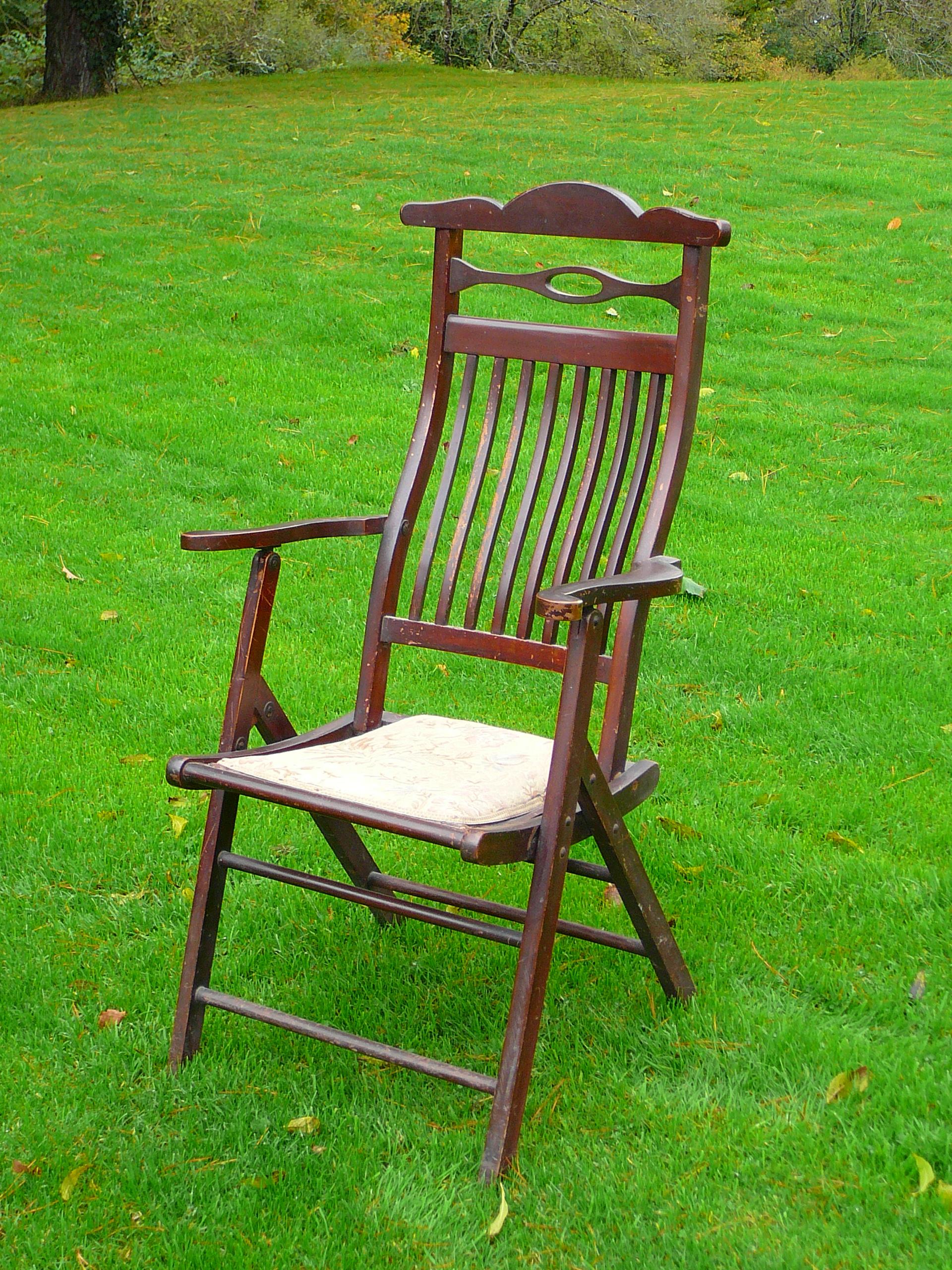 Folding campaign chair