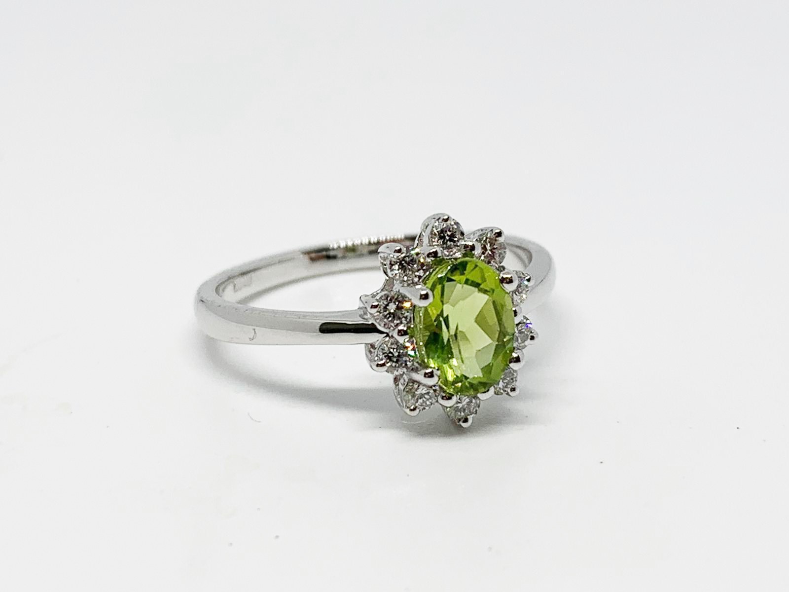 18ct white gold peridot and diamond ring - Image 2 of 2