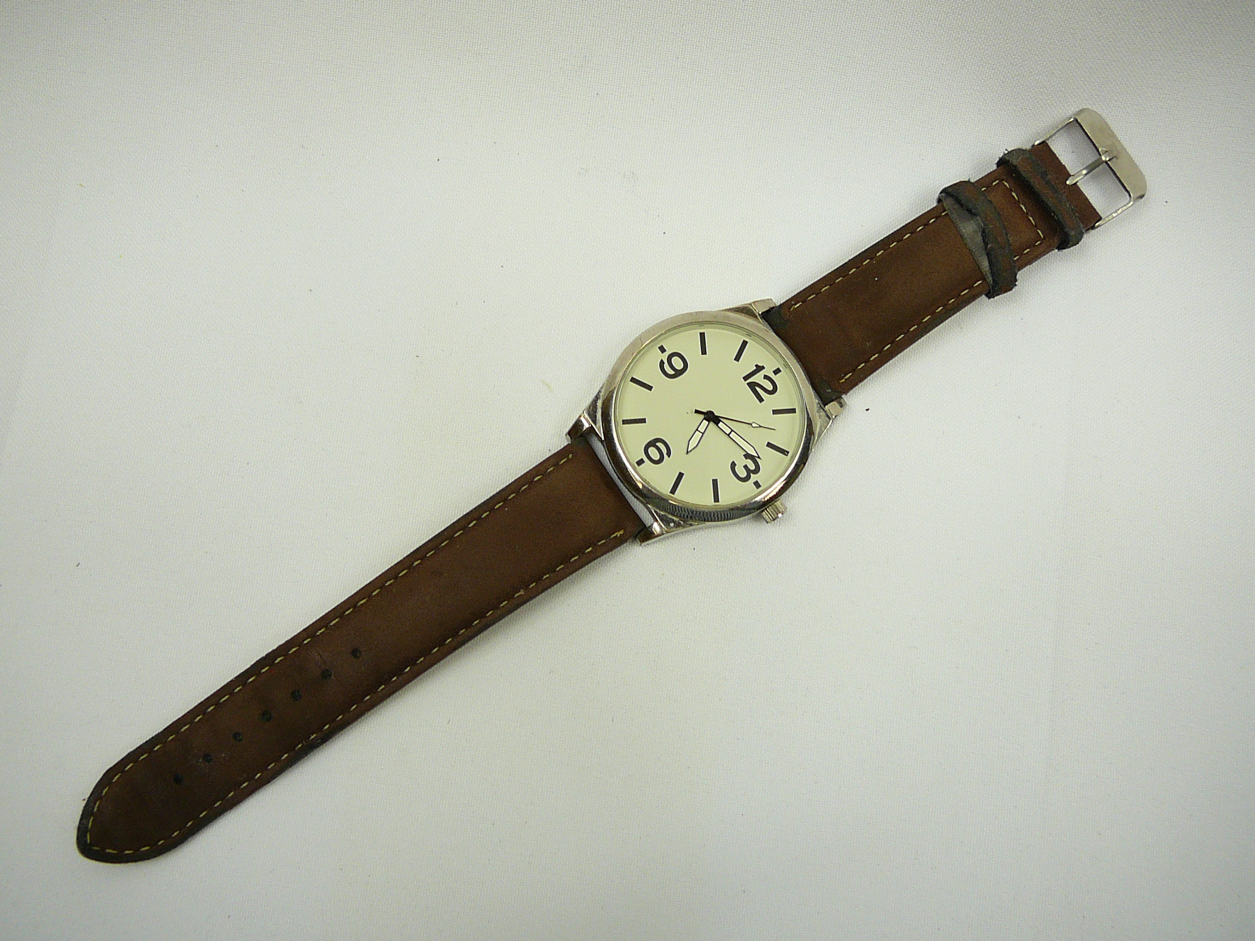 Modern quartz watch - Image 2 of 3
