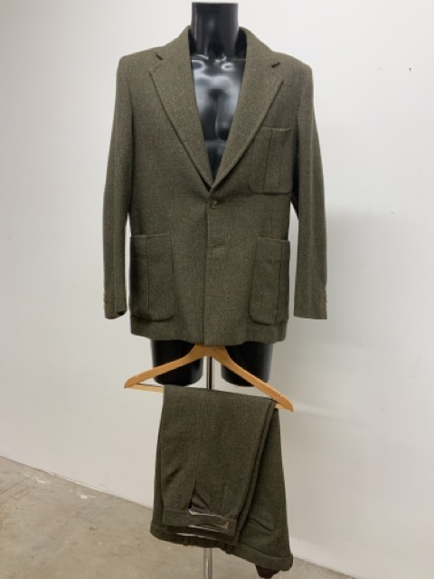 A country tweed shooting suit with plus 4s by John Hardy. Size 40/36