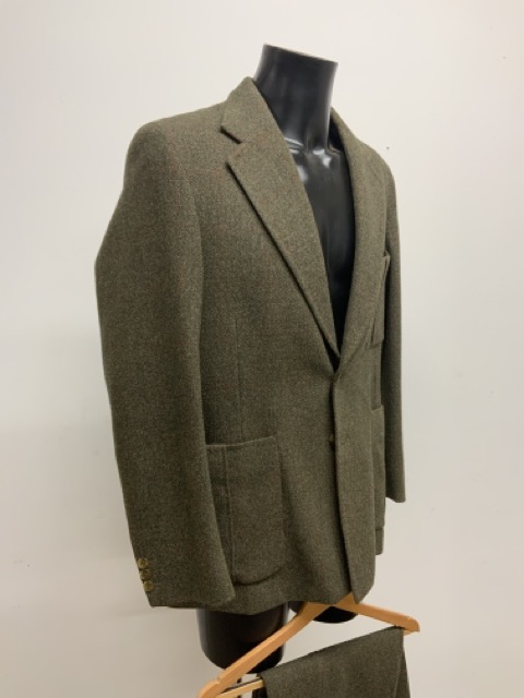 A country tweed shooting suit with plus 4s by John Hardy. Size 40/36 - Image 2 of 4