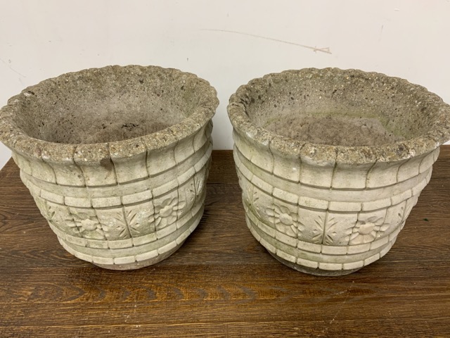 A pair of concrete planters W:39cm x D:39cm x H:32cm