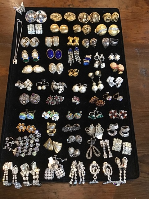 Various items o costume jewellery