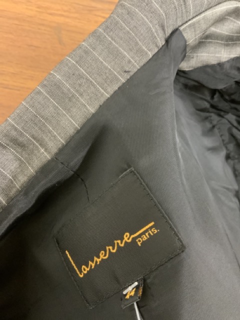 A lightweight linen two piece pinstripe suit by Lasserre Paris. 36-38 - Image 4 of 4