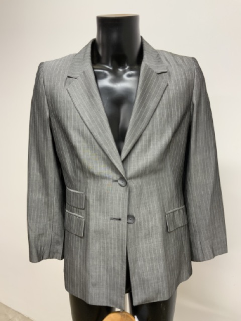 A lightweight linen two piece pinstripe suit by Lasserre Paris. 36-38 - Image 2 of 4