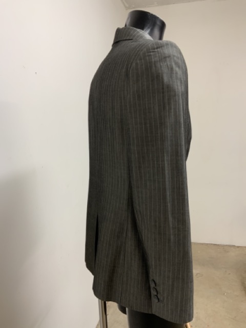 A lightweight linen two piece pinstripe suit by Lasserre Paris. 36-38 - Image 3 of 4