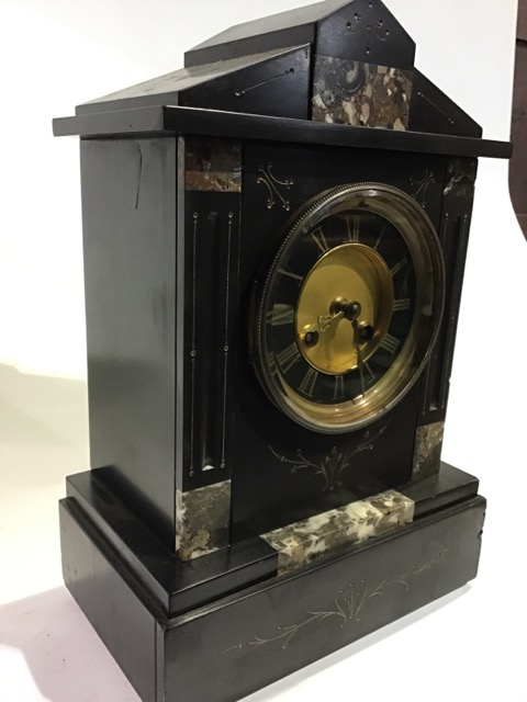 An early 20th century French slate and marble mantle clock W:22cm x D:14cm x H:32cm - Image 2 of 4