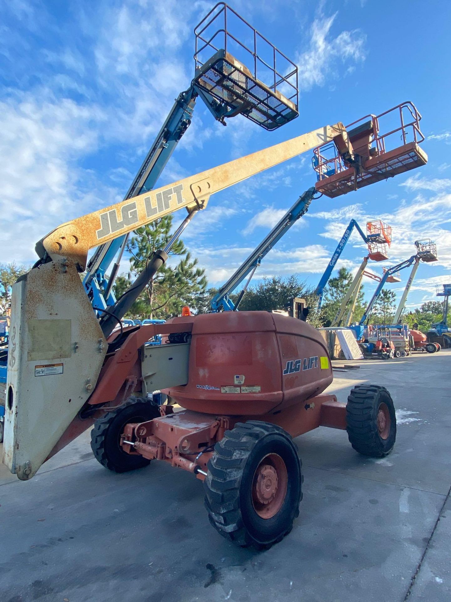 JLG 600A DIESEL BOOM LIFT, 4X4, 5,624 HOURS SHOWING, 60' PLATFORM