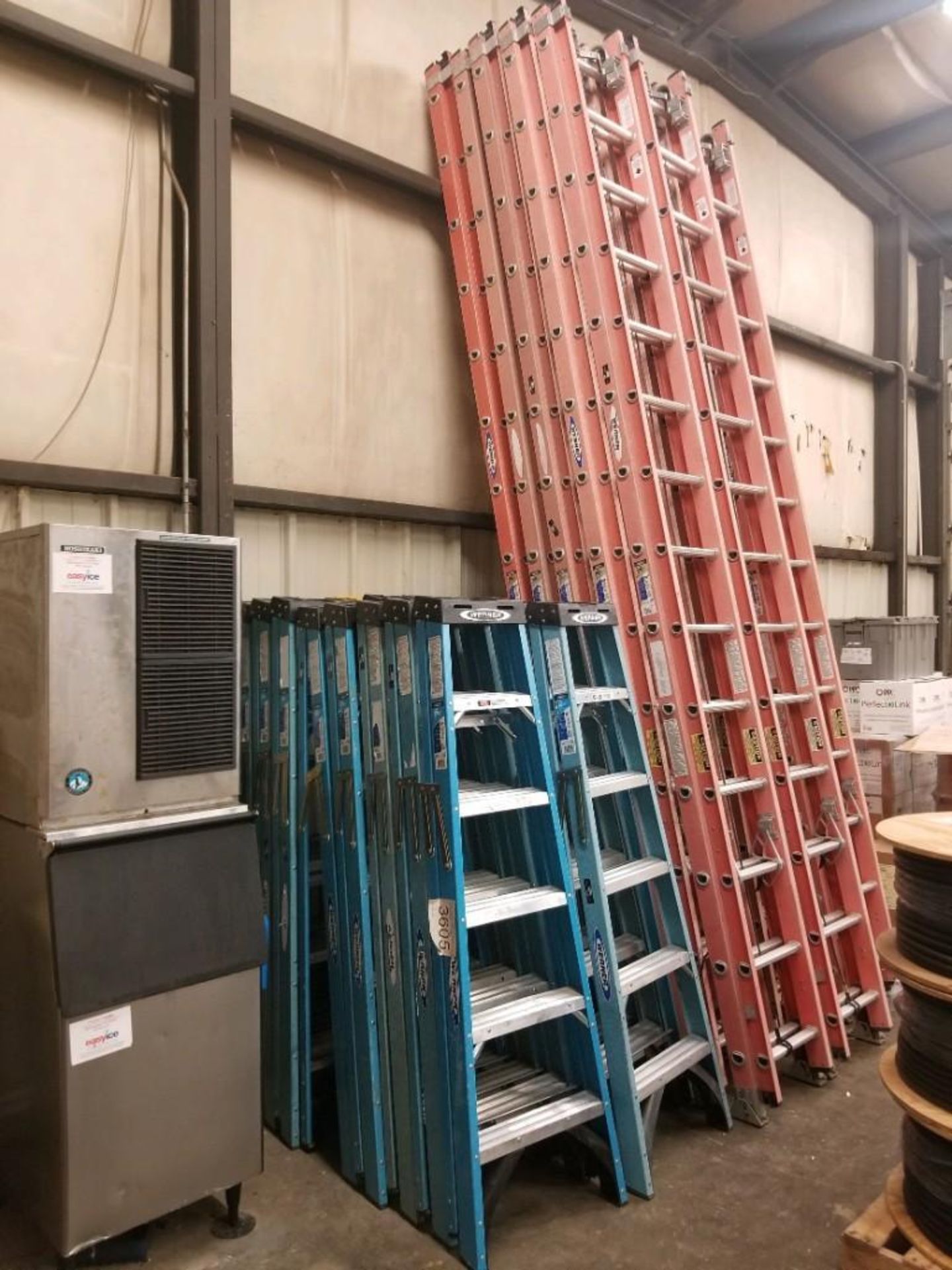 21 6' LADDERS (1 NEW 20 USED)