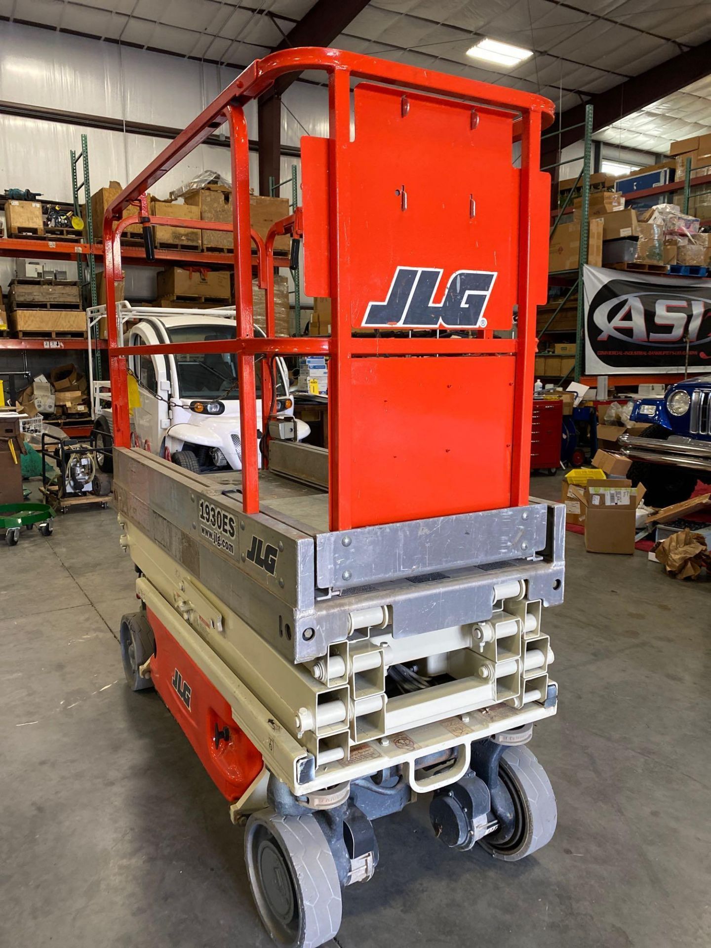 JLG 1930ES SCISSOR LIFT, BUILT IN CHARGER, RUNS AND OPERATES - Image 2 of 8