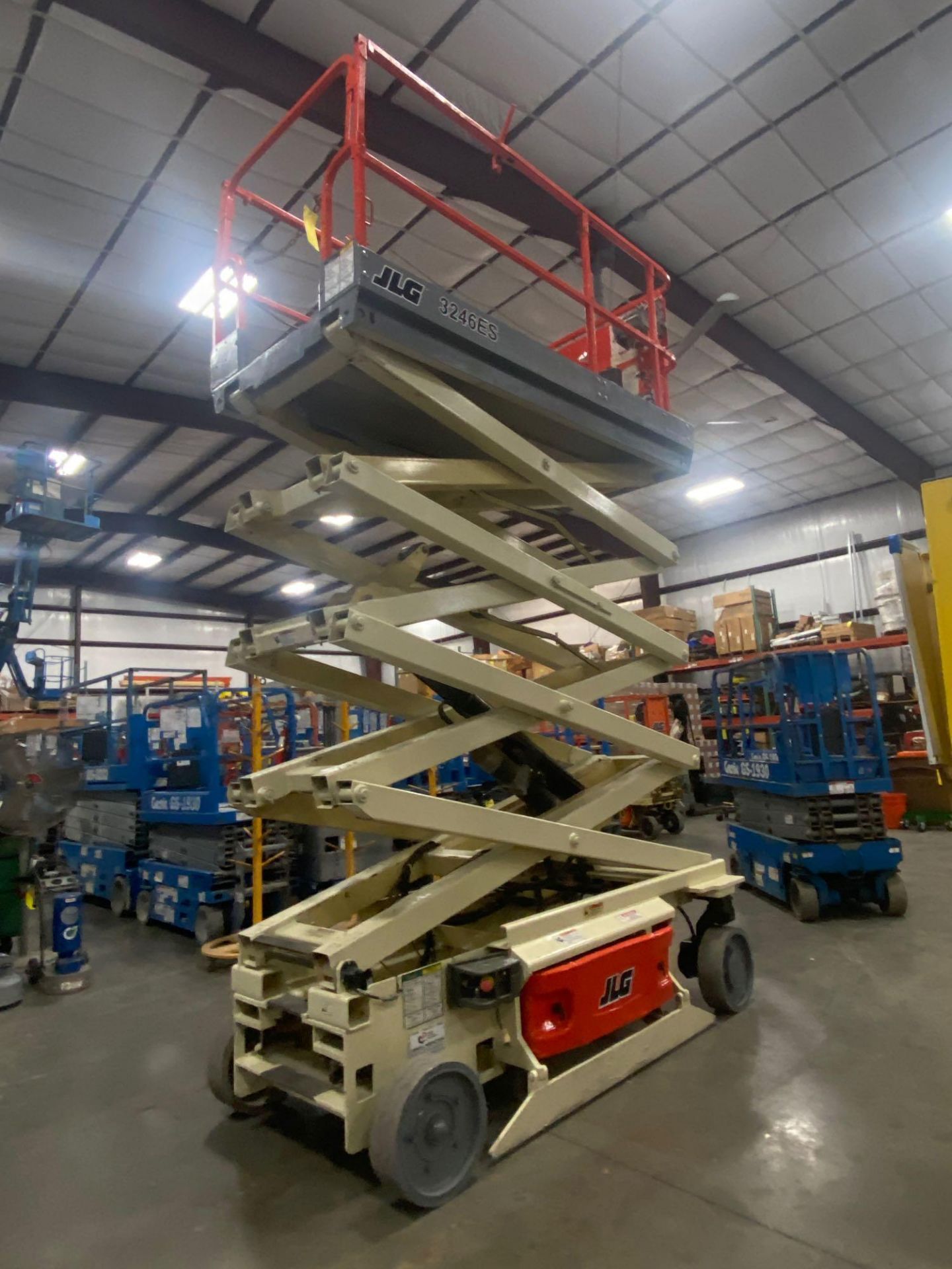 JLG 3246ES SCISSOR LIFT, BUILT IN CHARGER, RUNS AND OPERATES - Image 5 of 9
