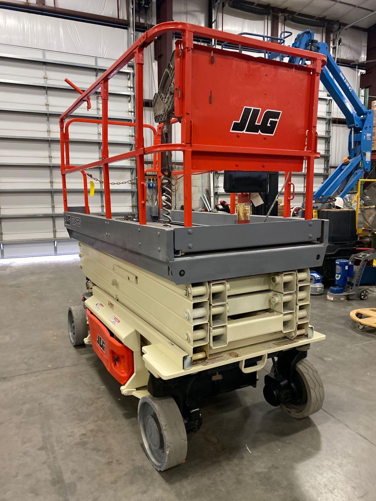 JLG 3246ES SCISSOR LIFT, BUILT IN CHARGER, RUNS AND OPERATES - Image 3 of 9