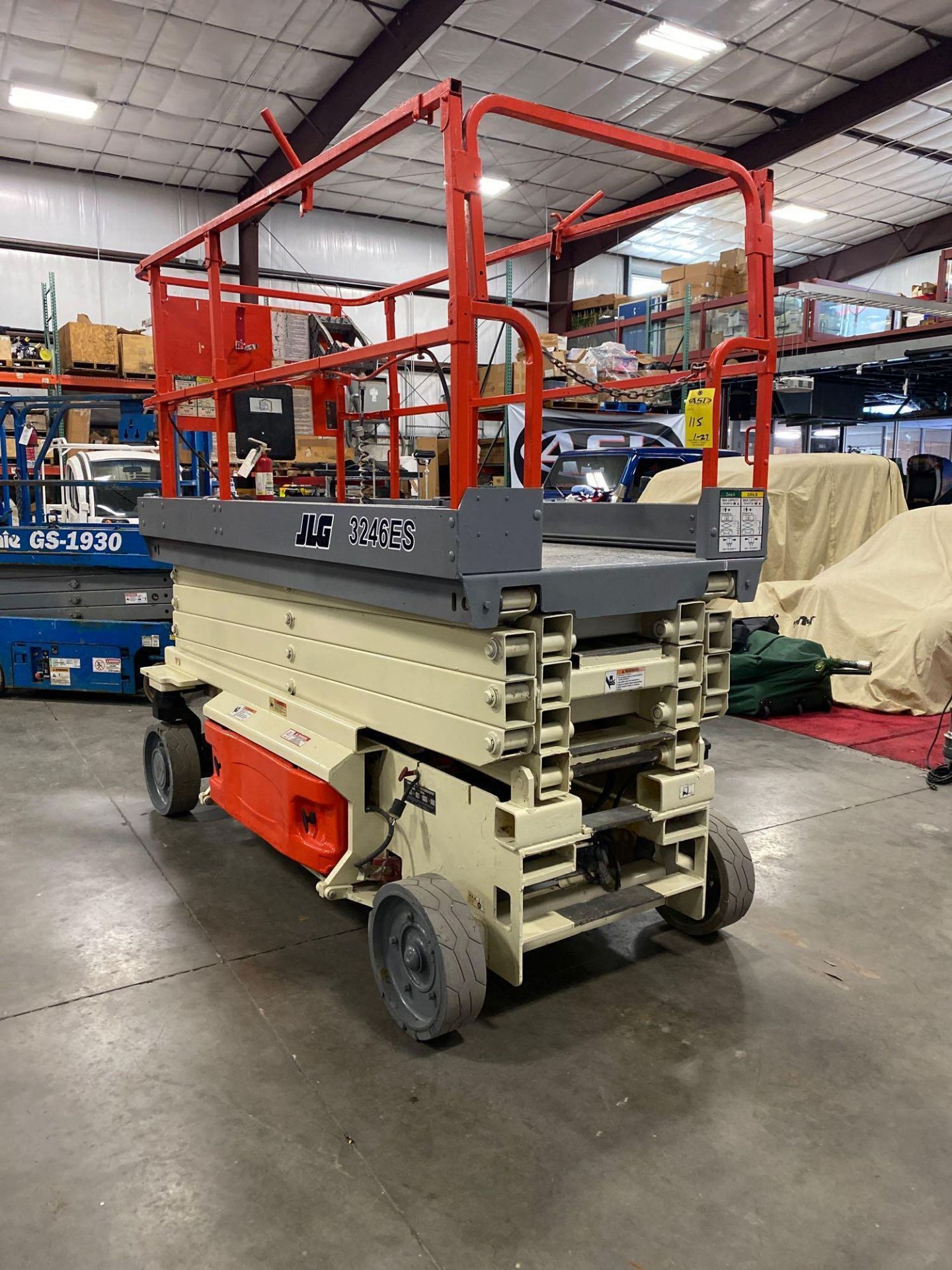 JLG 3246ES SCISSOR LIFT, BUILT IN CHARGER, RUNS AND OPERATES