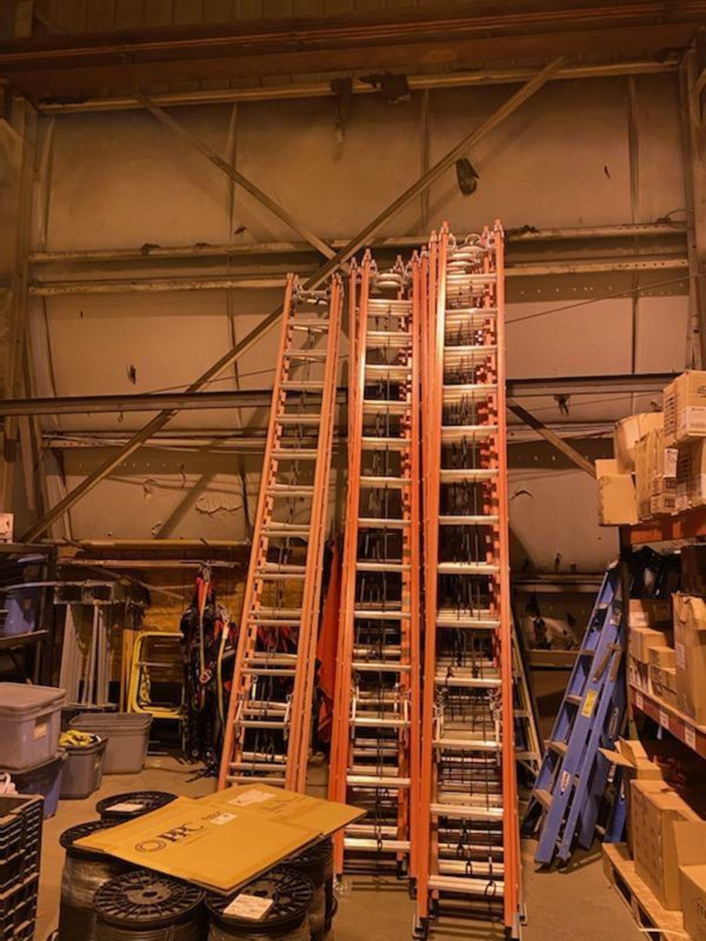 10 28' LADDERS - Image 2 of 2