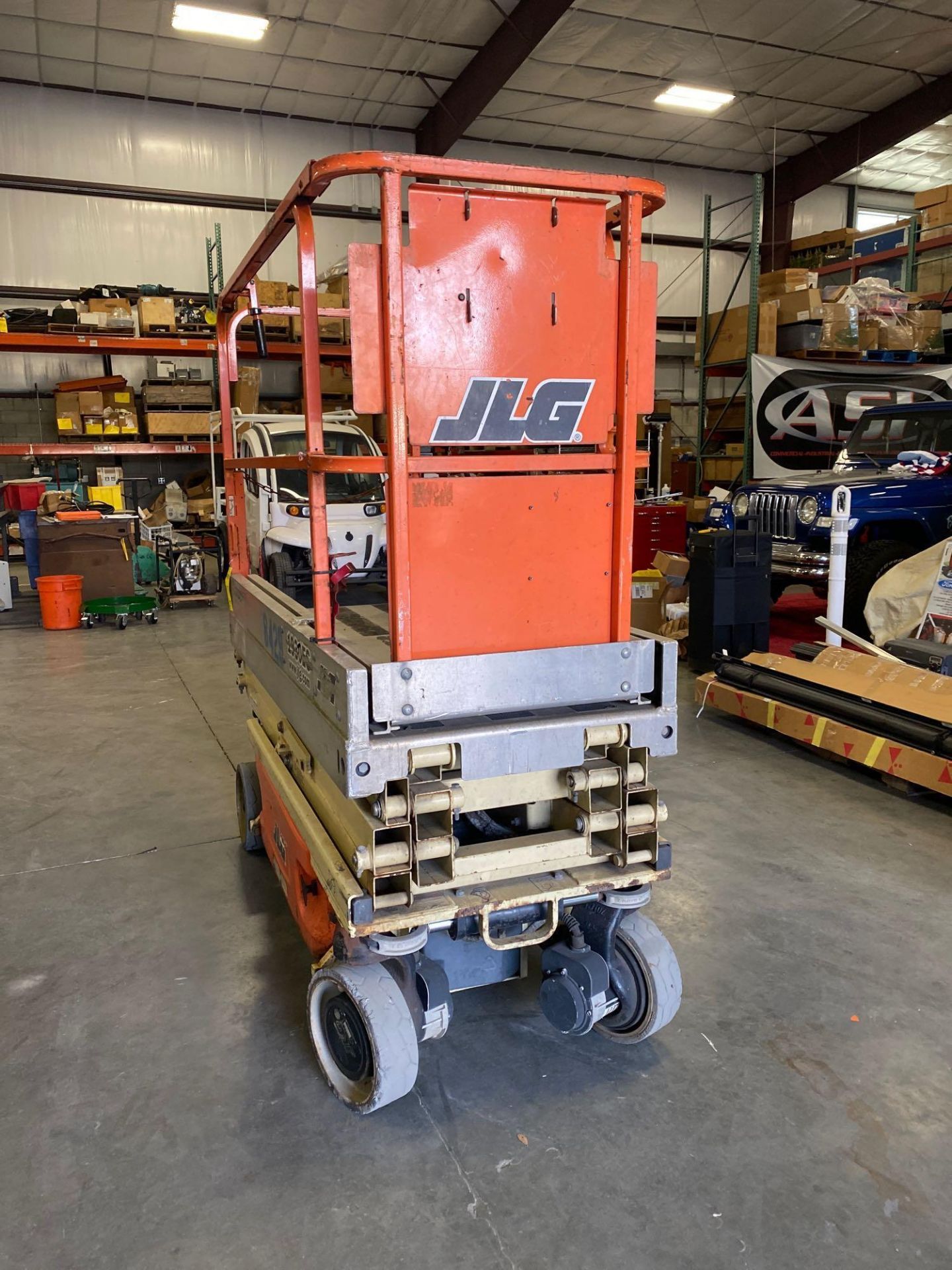 JLG 1930ES SCISSOR LIFT, BUILT IN CHARGER, RUNS AND OPERATES - Image 2 of 6