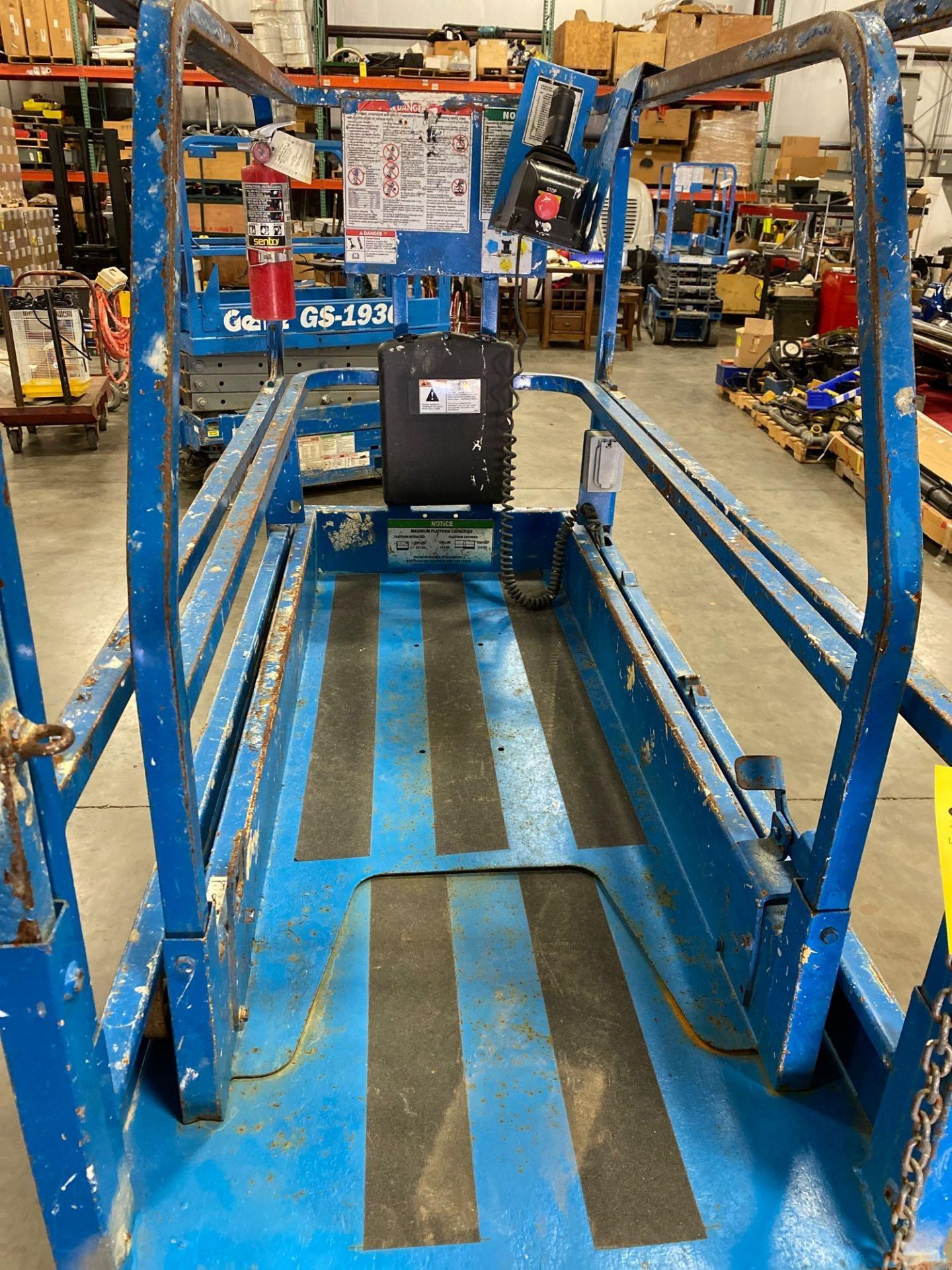 GENIE GS-1930 ELECTRIC SCISSOR LIFT, BUILT IN BATTERY CHARGER, SELF PROPELLED, 19' PLATFORM HEIGHT, - Bild 4 aus 5