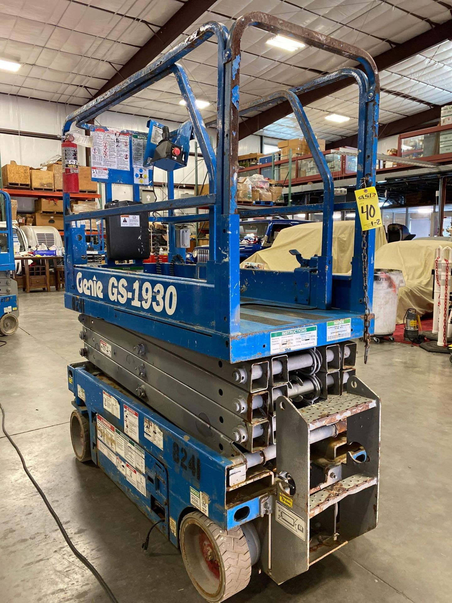 GENIE GS-1930 ELECTRIC SCISSOR LIFT, BUILT IN BATTERY CHARGER, SELF PROPELLED, 19' PLATFORM HEIGHT, - Bild 3 aus 5