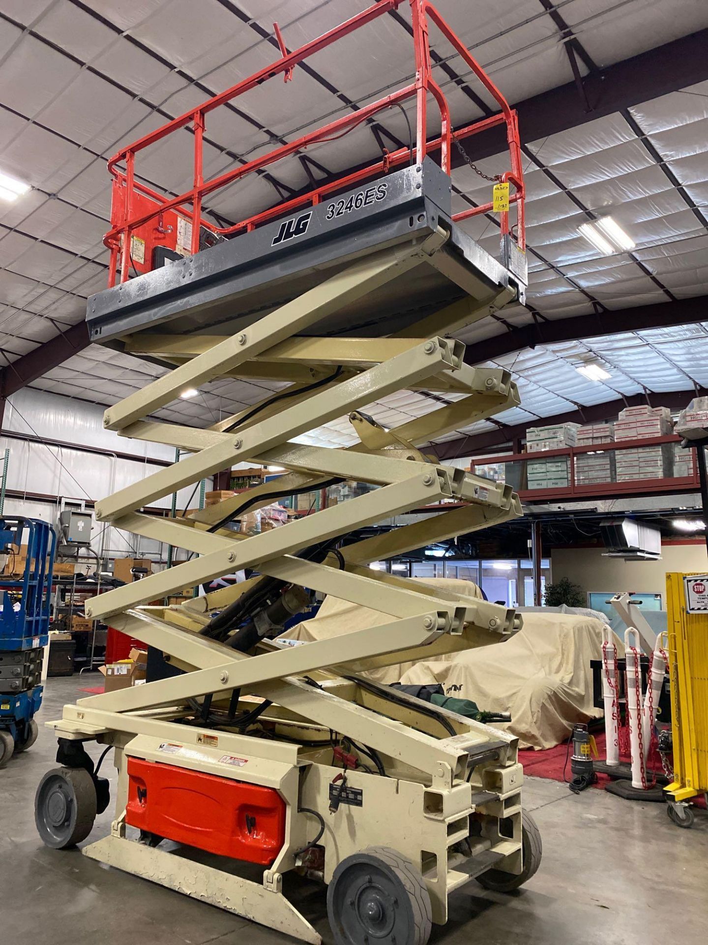 JLG 3246ES SCISSOR LIFT, BUILT IN CHARGER, RUNS AND OPERATES - Image 6 of 9