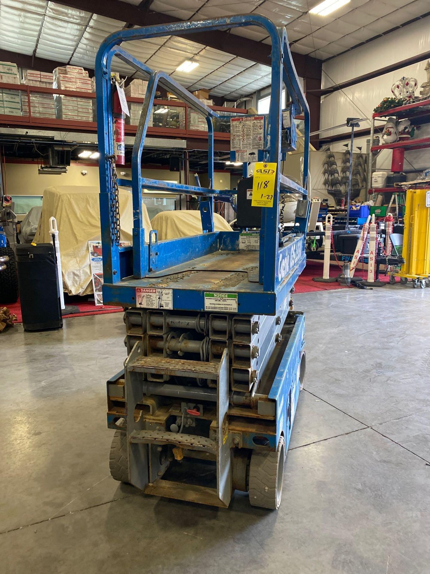 GENIE GS-1930 SCISSOR LIFT, BUILT IN CHARGER, RUNS AND OPERATES - Bild 3 aus 7