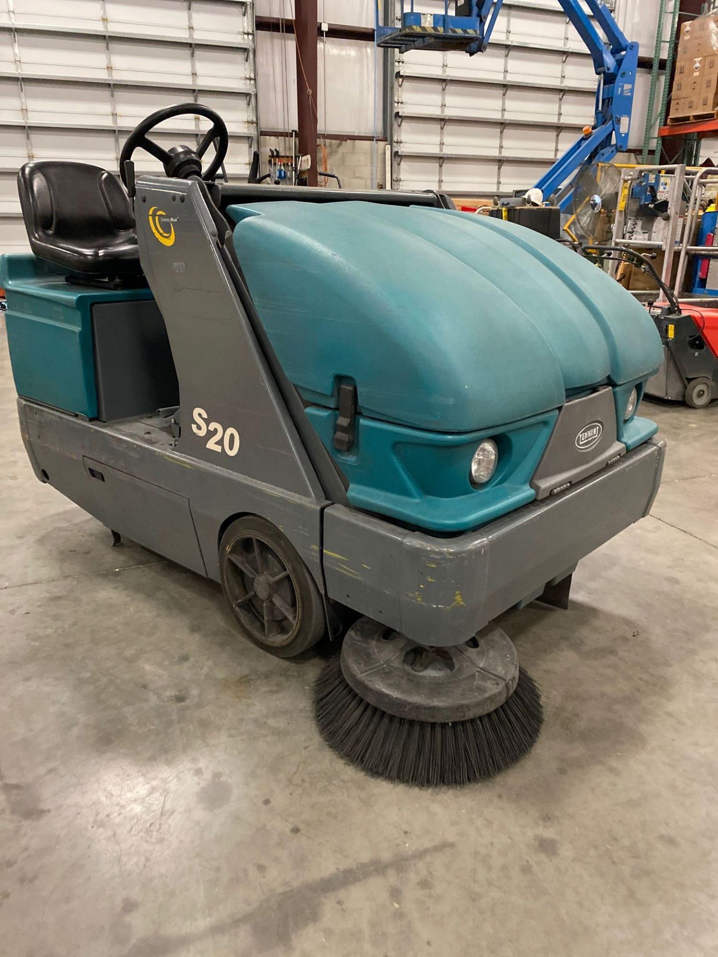 TENNANT S20 FLOOR SCRUBBER, PROPANE, RUNS AND OPERATES - Image 2 of 6