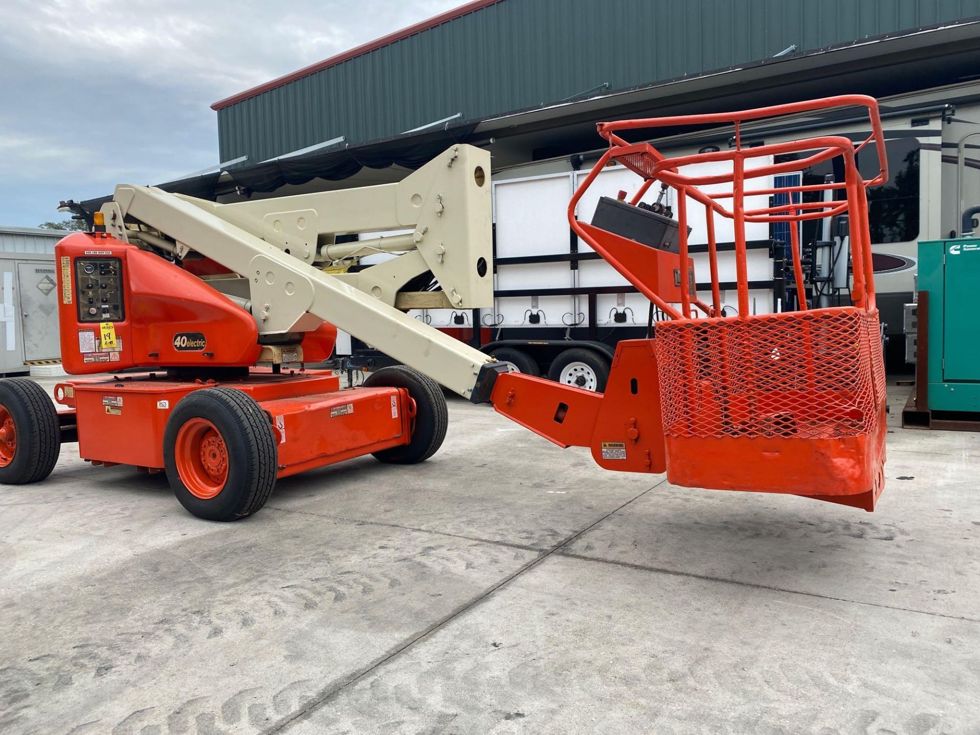 JLG 40 ELECTRIC MAN LIFT, FOAM FILLED TIRES, 40' PLATFORM HEIGHT, BUILT IN BATTERY CHARGER