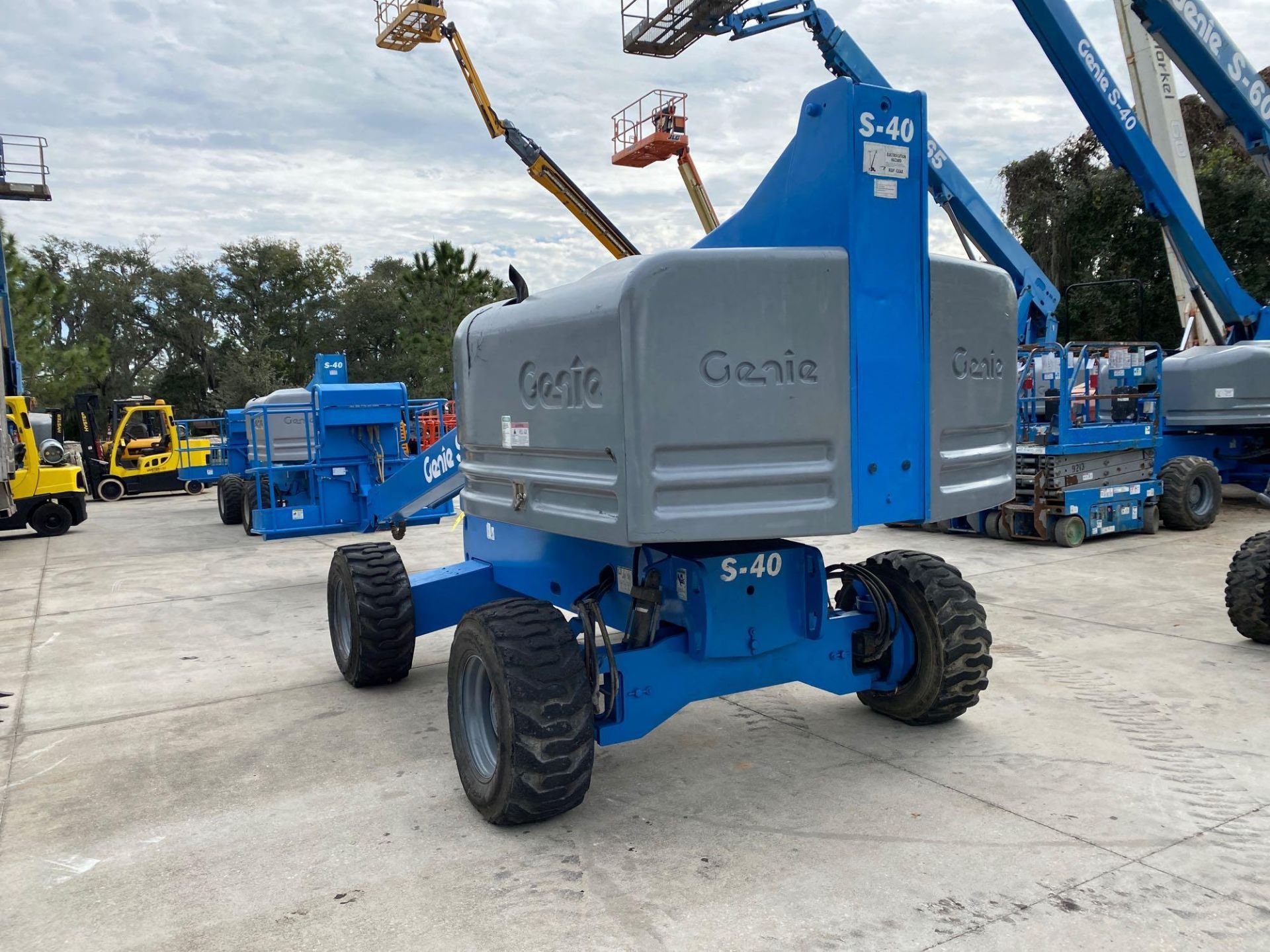 GENIE S-40 BOOM LIF, 40’ PLATFORM HEIGHT, DIESEL, 4x4, RUNS AND OPERATES - Image 3 of 7