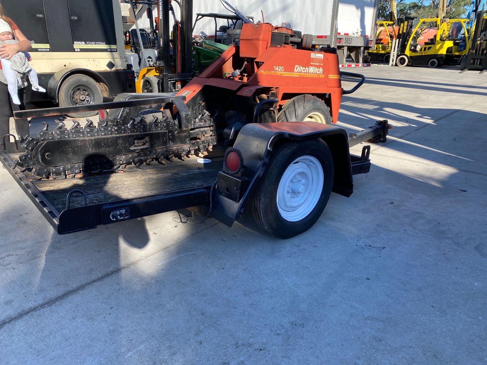 DITCH WITCH 1420 RUBBER TIRED TRENCHER WITH SUPPORT TRAILER, RUNS AND OPERATES*BILL OF SALE ON TRAIL - Image 2 of 6