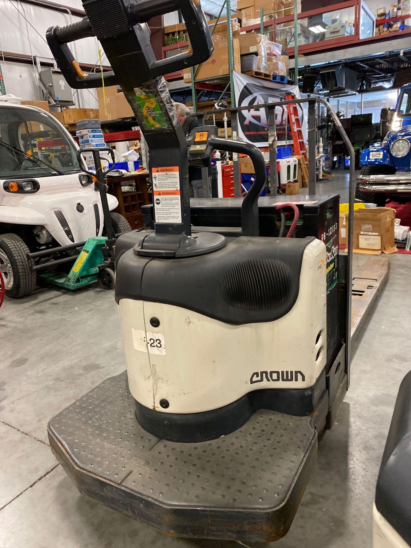 CROWN ELECTRIC STAND ON PALLET JACK MODEL PE4000-60 4500 SERIES, 6,000 LB CAPACITY, 24V, RUNS AND OP - Image 4 of 5