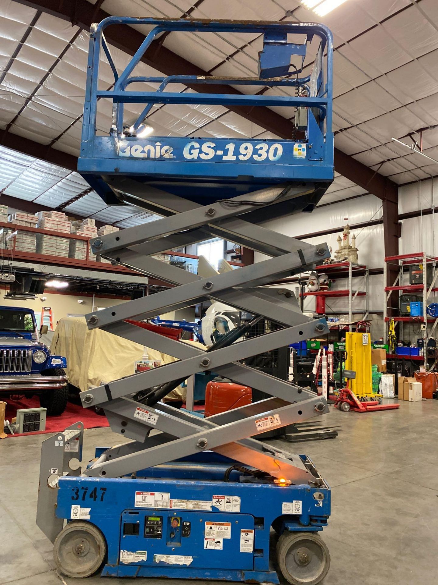 2017 GENIE GS1930 SCISSOR LIFT, SELF PROPELLED, 19' PLATFORM HEIGHT, BUILT IN BATTERY CHARGER, SLIDE - Image 6 of 6