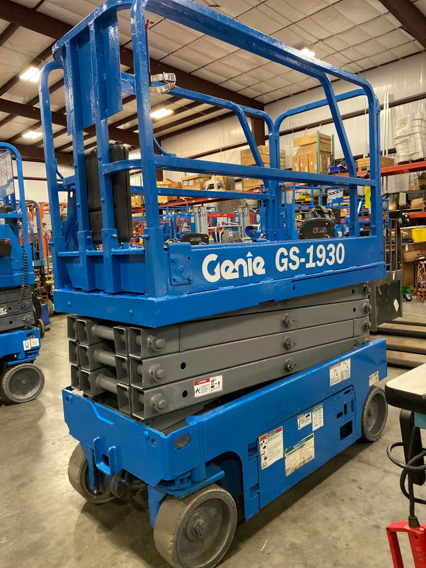 2012 GENIE ELECTRIC SCISSOR LIFT, SELF PROPELLED, 19' PLATFORM HEIGHT, BUILT IN BATTERY CHARGER, SLI - Image 4 of 6