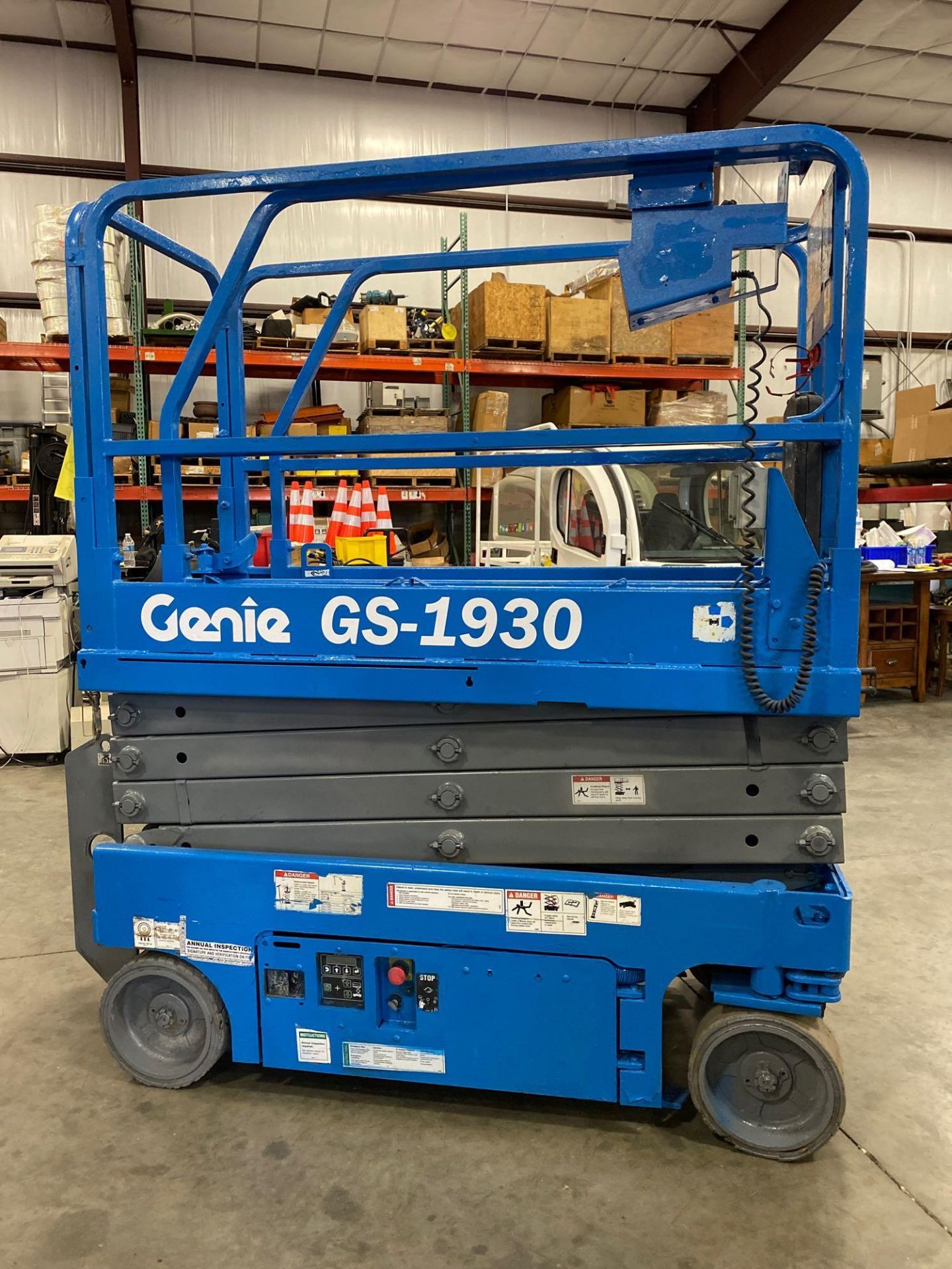 2013 GENIE GS1930 SCISSOR LIFT, SELF PROPELLED, 19' PLATFORM HEIGHT, BUILT IN BATTERY CHARGER, SLIDE