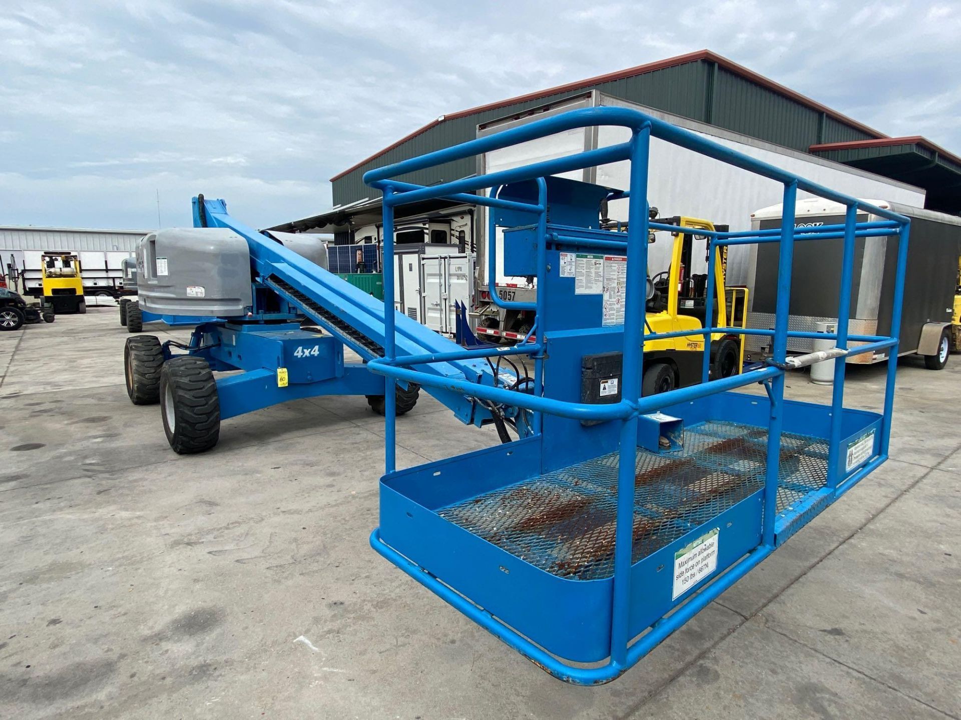 GENIE S-40 MAN LIFT, 4x4, 40’ PLATFORM HEIGHT, GAS POWERED, RUNS AND OPERATES - Image 6 of 9