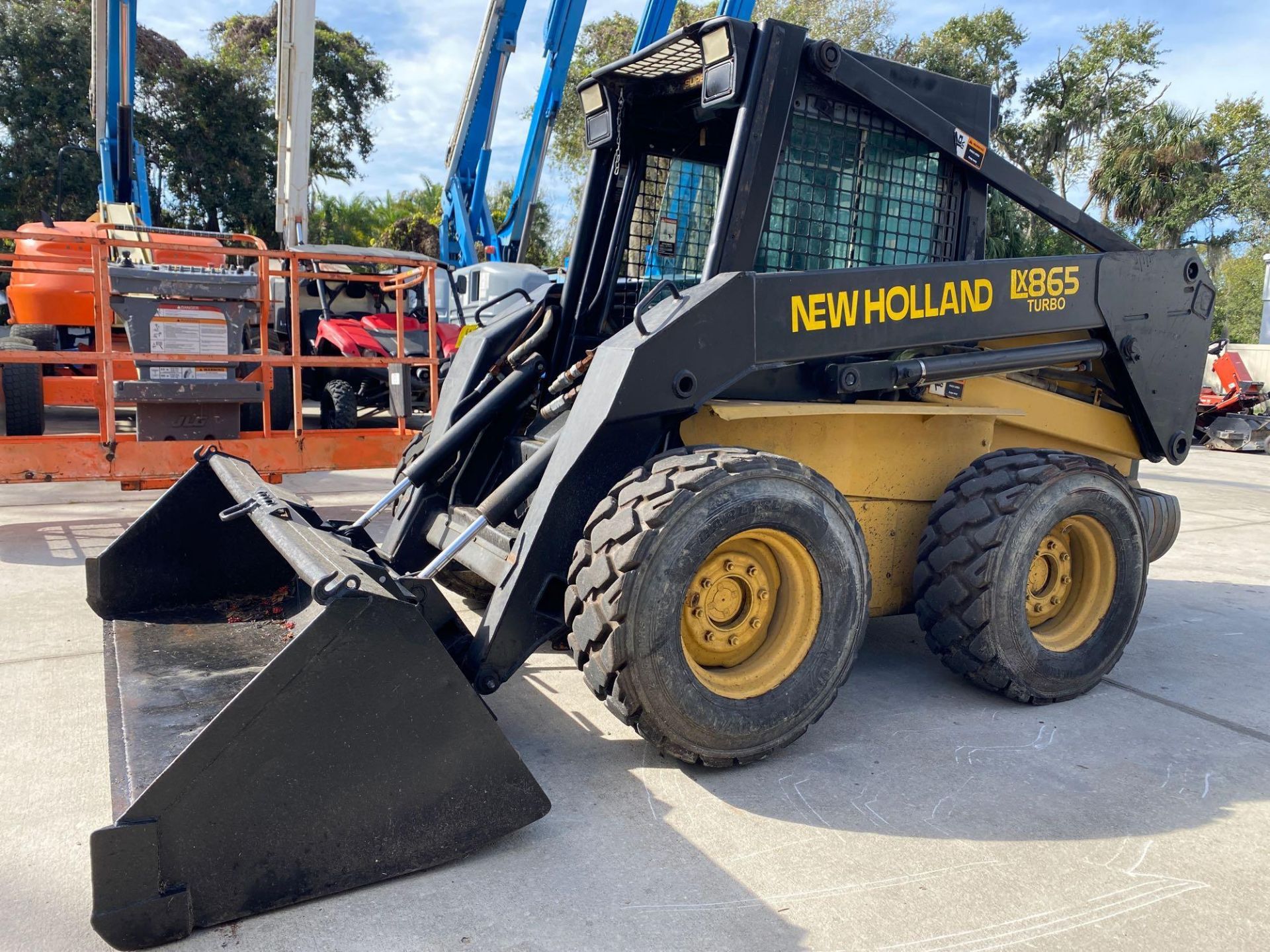 NEW HOLLAND LX865 TURBO DIESEL SKID STEER, BUCKET ATTACHMENT, RUNS AND OPERATES - Image 3 of 5