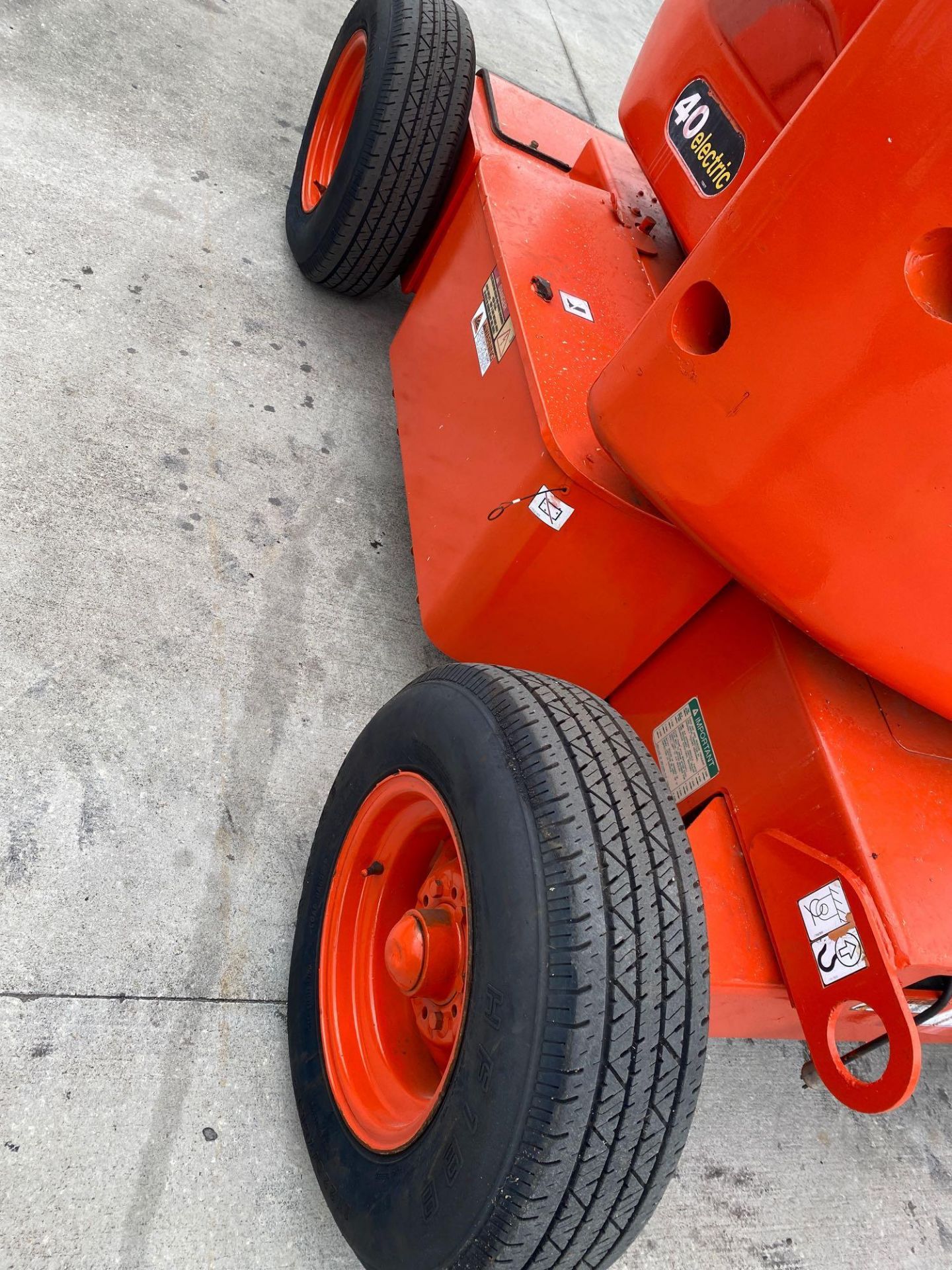 JLG 40 ELECTRIC MAN LIFT, FOAM FILLED TIRES, 40' PLATFORM HEIGHT, BUILT IN BATTERY CHARGER - Image 9 of 10