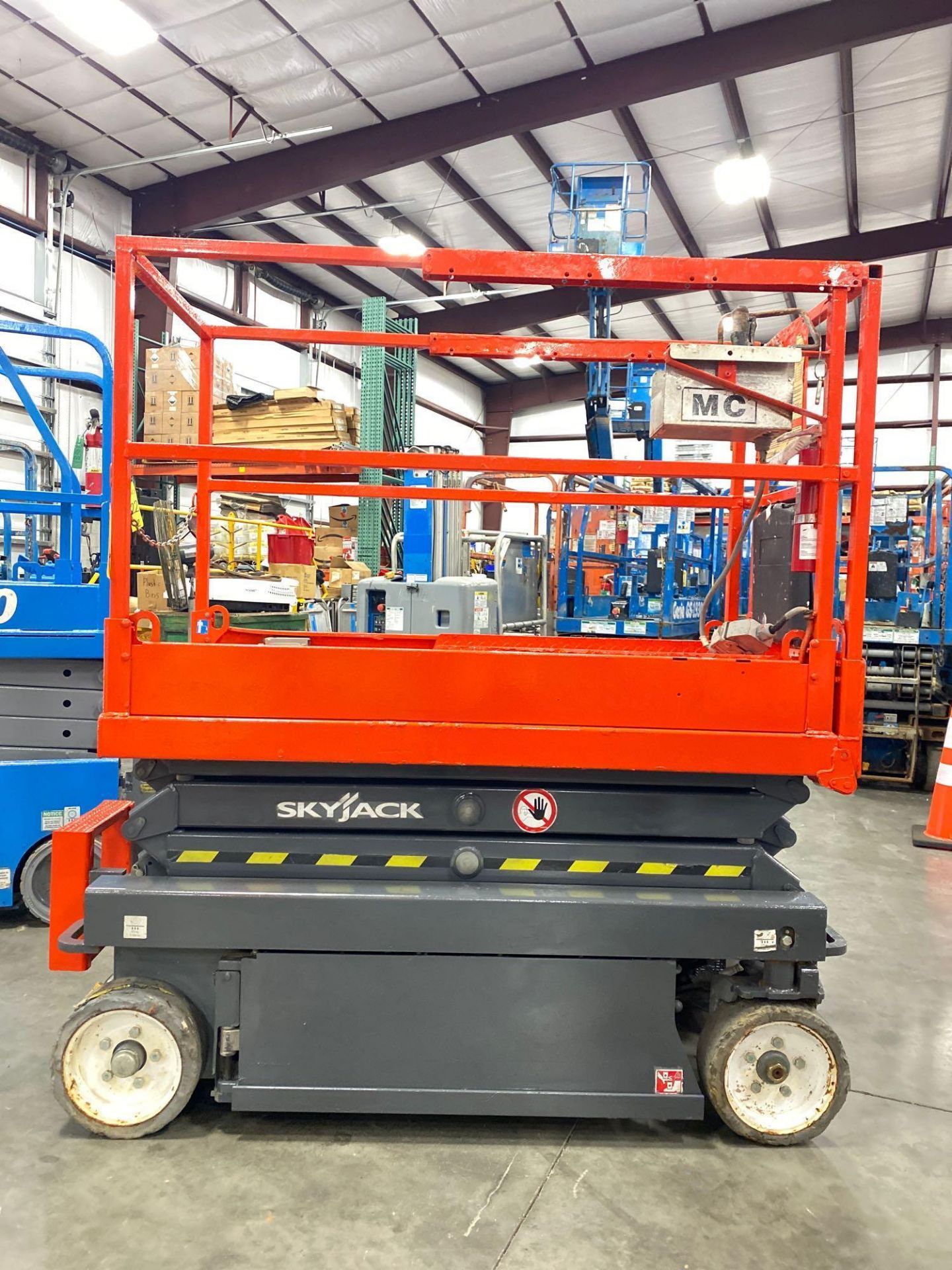 2015 SKYJACK SJIII - 3215 ELECTRIC SELF PROPELLED SCISSOR LIFT, BUILT IN BATTERY CHARGER, 600 LB CAP - Image 3 of 5