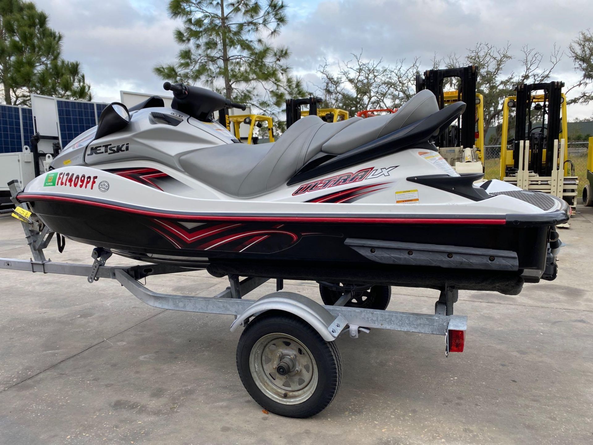 2011 KAWASAKI WAVERUNNER WITH TRAILER, RUNS AND OPERATES, 60 HRS SHOWING - Image 3 of 10