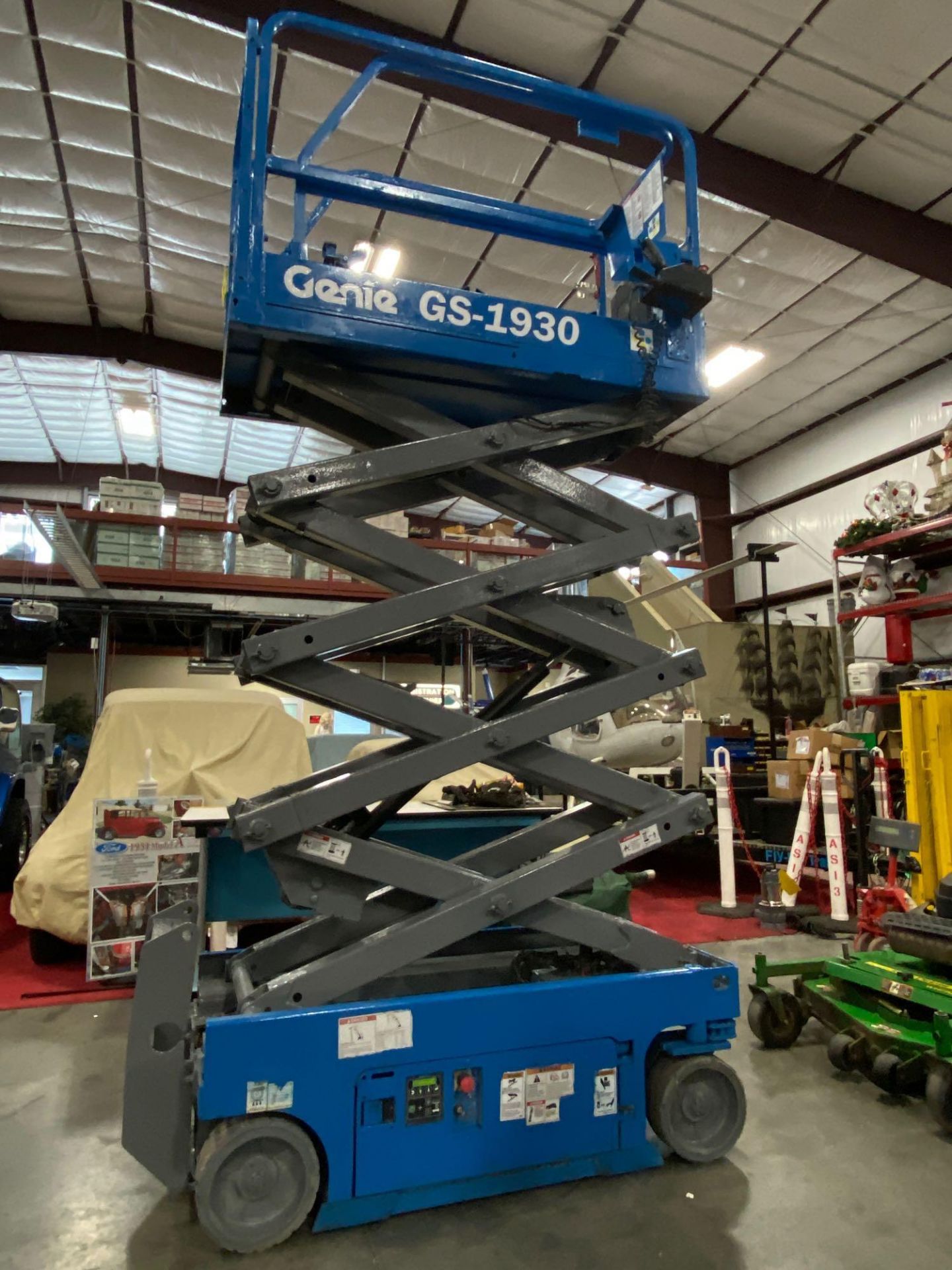 2012 GENIE ELECTRIC SCISSOR LIFT, SELF PROPELLED, 19' PLATFORM HEIGHT, BUILT IN BATTERY CHARGER, SLI - Image 6 of 6