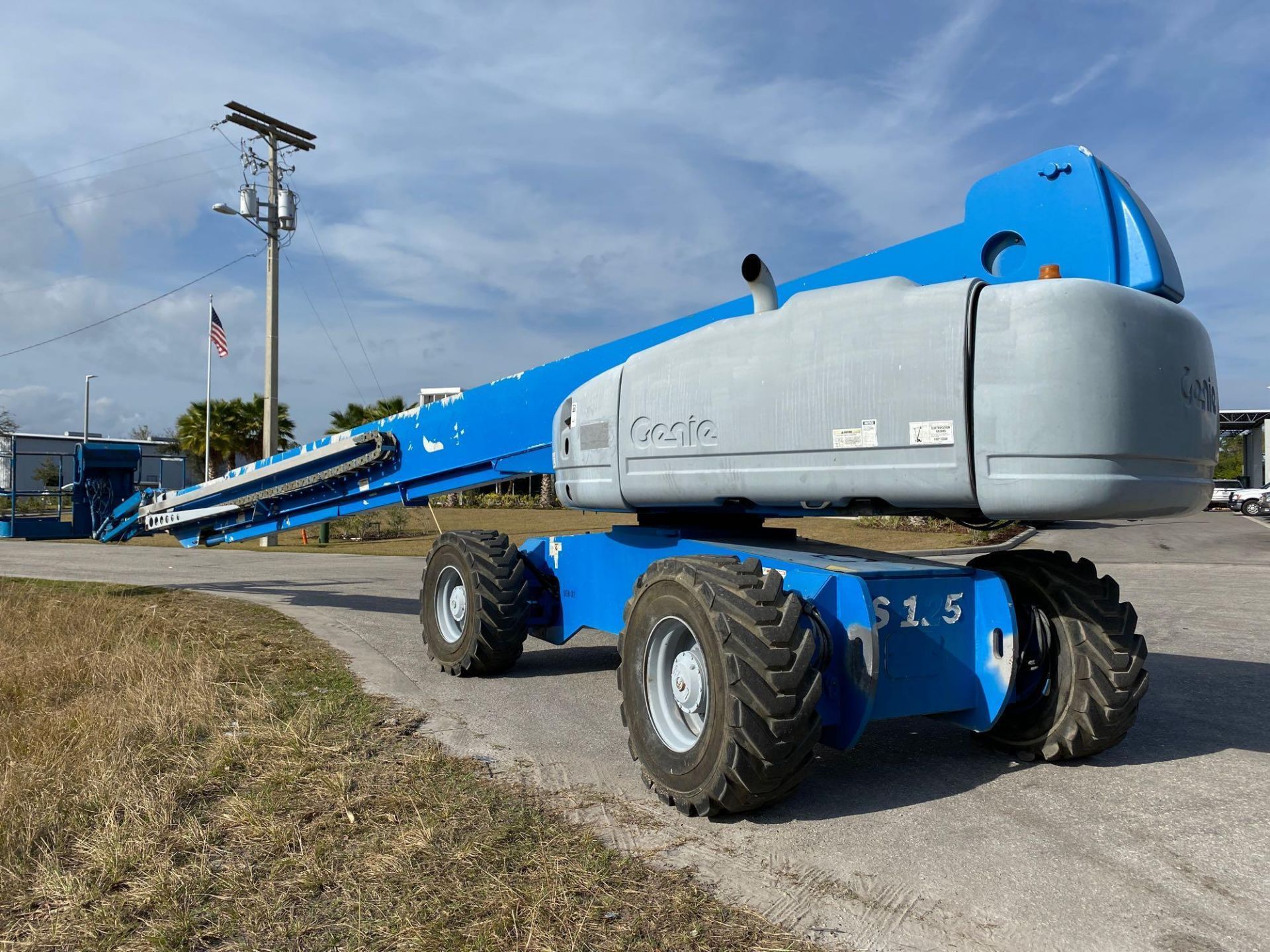 GENIE S125 BOOM LIFT 4x4, POWERED BY PERKINS DIESEL ENGINE, 125FL PLATFORM HEIGHT, RUNS AND OPERATES - Image 3 of 7
